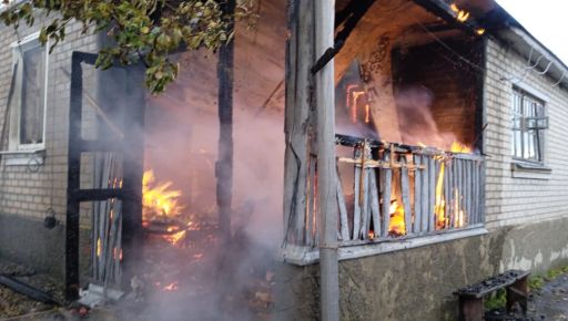 Спасатели показали дом, горевший в результате обстрела на Харьковщине