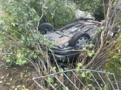 Вылетел на автомобиле за забор: В Харьковской области пьяного водителя подозревают в ДТП