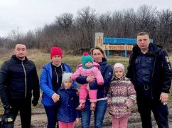 На Харківщині з прифронтового села вивезли мам з маленькими дітьми: Фото з евакуації