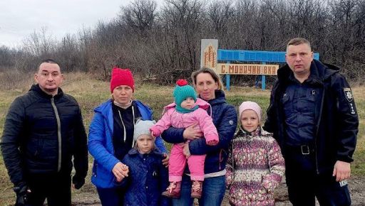 На Харьковщине из прифронтовой деревни вывезли мам с маленькими детьми: Фото с эвакуации