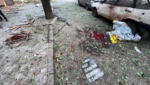 Появились шокирующие фото с места обстрела жилого дома в центре Харькова