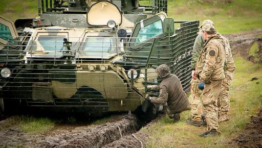 Екстремальне водіння БТРа та лайфхаки зі зброєю: Харківські штурмовики НГУ провели злагодження