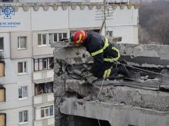 Залишилось 3 стіни: Харківські верхолази розбирають напівзруйновану багатоповерхівку на Салтівці