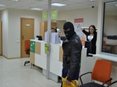 Харьковчанин с ножом в рюкзаке попытался ограбить кредитное учреждение