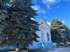 Російські окупанти обстріляли залізничний вокзал на Харківщині: Кадри з місця