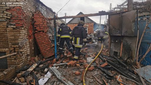 Російські снаряди поцілили у приватні подвір’я на Харківщині, сталася пожежа