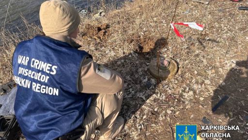 Появились кадры с места подрыва легковушки на мине в Харьковской области