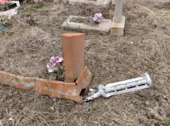 "Крок може бути фатальним": На Харківщині показали заміновані цвинтарі