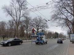 На центральной улице Харькова обновили флаги Украины