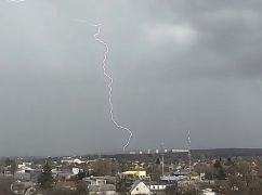 Активізувалися небезпечні явища: Містянин спіймав на відео блискавку над Харковом