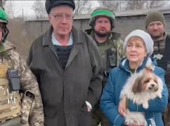 Харьковские бойцы эвакуировали из Бахмута супругов с домашним любимцем: Кадры спасения