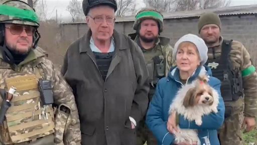 Харківські бійці евакуювали з Бахмута подружжя з домашнім улюбленцем: Кадри порятунку