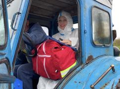 На Харківщині лікарі пересіли на трактор, щоб дістатися хворої по бездоріжжю