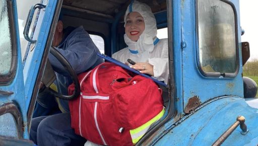 В Харьковской области врачи пересели на трактор, чтобы добраться до пациентки по бездорожью