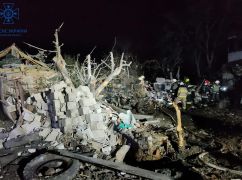 Під Харковом після "прильоту" загорівся приватний будинок: Кадри з місця