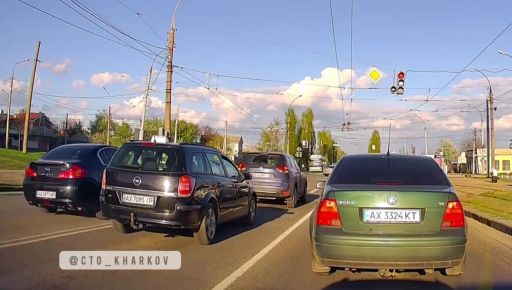 В Харькове патрульные разыскали водителя, пролетевшего перекресток по встречке и на красный