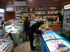 На Харківщині продавчиню покарали за неповнолітню клієнтку