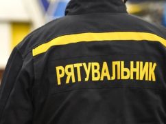 В Харькове спасатели из 4-метровой ямы достали коммунальщика с поломанной ногой