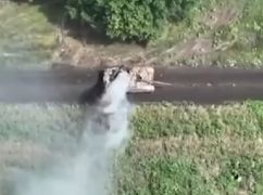 Харьковские воины метко уничтожают технику врага: Захватывающие кадры из беспилотника