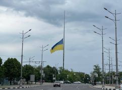 У центрі Харкова приспустили прапор України
