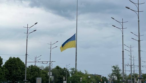 В центре Харькова приспустили флаг Украины