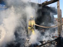 На Харьковщине госпитализировали мужчин, которые пытались спасти дом от огня
