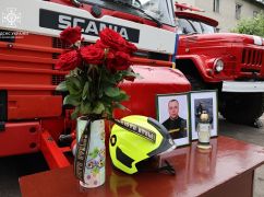 На Харьковщине под звуки сирен провели в последний путь убитого россиянами спасателя