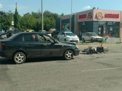В пригороде Харькова врезались легковушка и скутер: Два человека в больнице