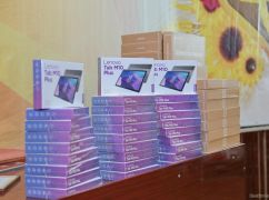 Школярі Балаклійської громади отримали більше півтисячі планшетів та хромбуків