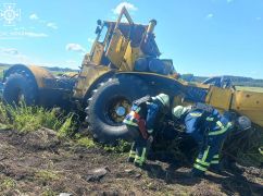 На Харьковщине трактор подорвался на российской мине: Водителя госпитализировали