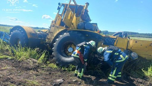 На Харьковщине трактор подорвался на российской мине: Водителя госпитализировали