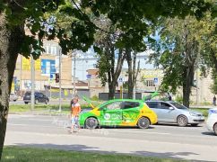 В Харькове автомобиль такси столкнулся с легковушкой: Кадры с места