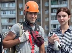 В Харькове альпинисты спасли застрявшую в окне птицу