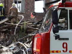 В Харькове на развалинах дома, который обстреляли россияне, вспыхнул пожар