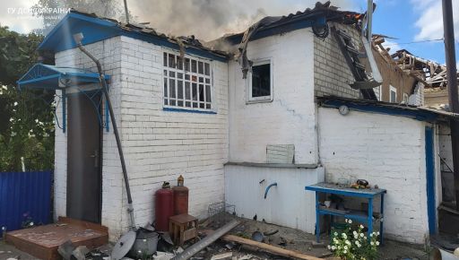 Росіяни поцілили у приватний будинок на Харківщині: Зайнялася пожежа