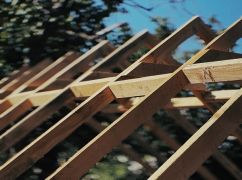 "Дім зменшився до комори": На Харківщині волонтери ремонтують дахи у розбитому селі