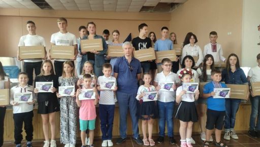 В пригороде Харькова детям раздали 270 планшетов и хромбуков