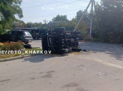 Під Харковом внаслідок ДТП радянський позашляховик ліг на бік