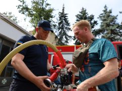 Термокостюмы, пожарные рукава и пенообразователи: Харьковские ГСЧС-ники получили новое спецоборудование
