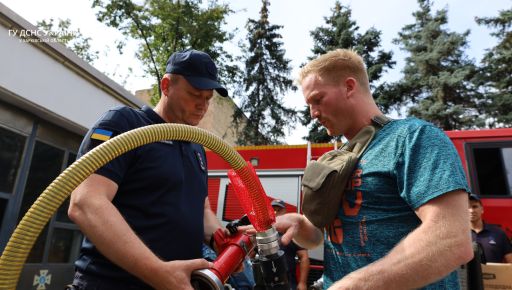 Термокостюми, пожежні рукави та піноутворювачі: Харківські ДСНС-ники отримали нове спецобладнання