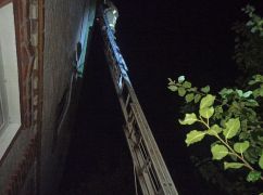 Під Харковом бійці ДСНС зняли з даху чоловіка