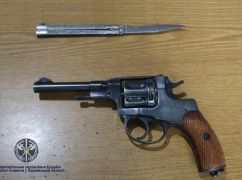 Більше ножів, менше вогнепалу: Яку зброю несуть громадяни в суди Харківщини