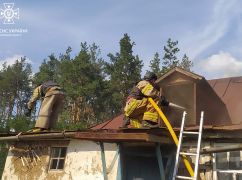 На Харківщині рятувальники під обстрілами гасили пожежу