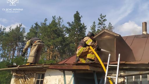 В Харьковской области спасатели под обстрелами тушили пожар