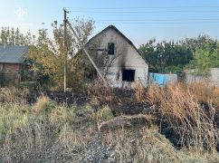 На Харківщині через російський обстріл спалахнув будинок