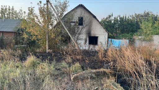 На Харківщині через російський обстріл спалахнув будинок