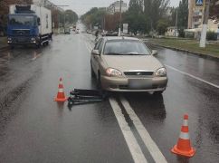 В Харькове легковушка переехала самокатчика: Мужчину отправили в больницу