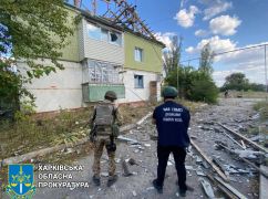 Россияне из артиллерии попали в многоквартирный дом на Харьковщине