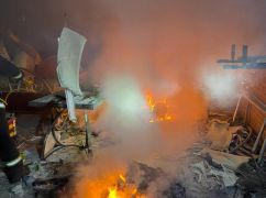 На Харківщині від російського обстрілу загорівся будинок: Кадри з місця