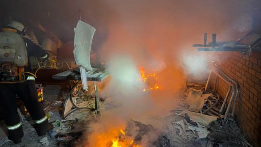 На Харьковщине от российского обстрела загорелся дом: Кадры с места